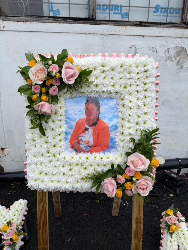 Photo frame tribute